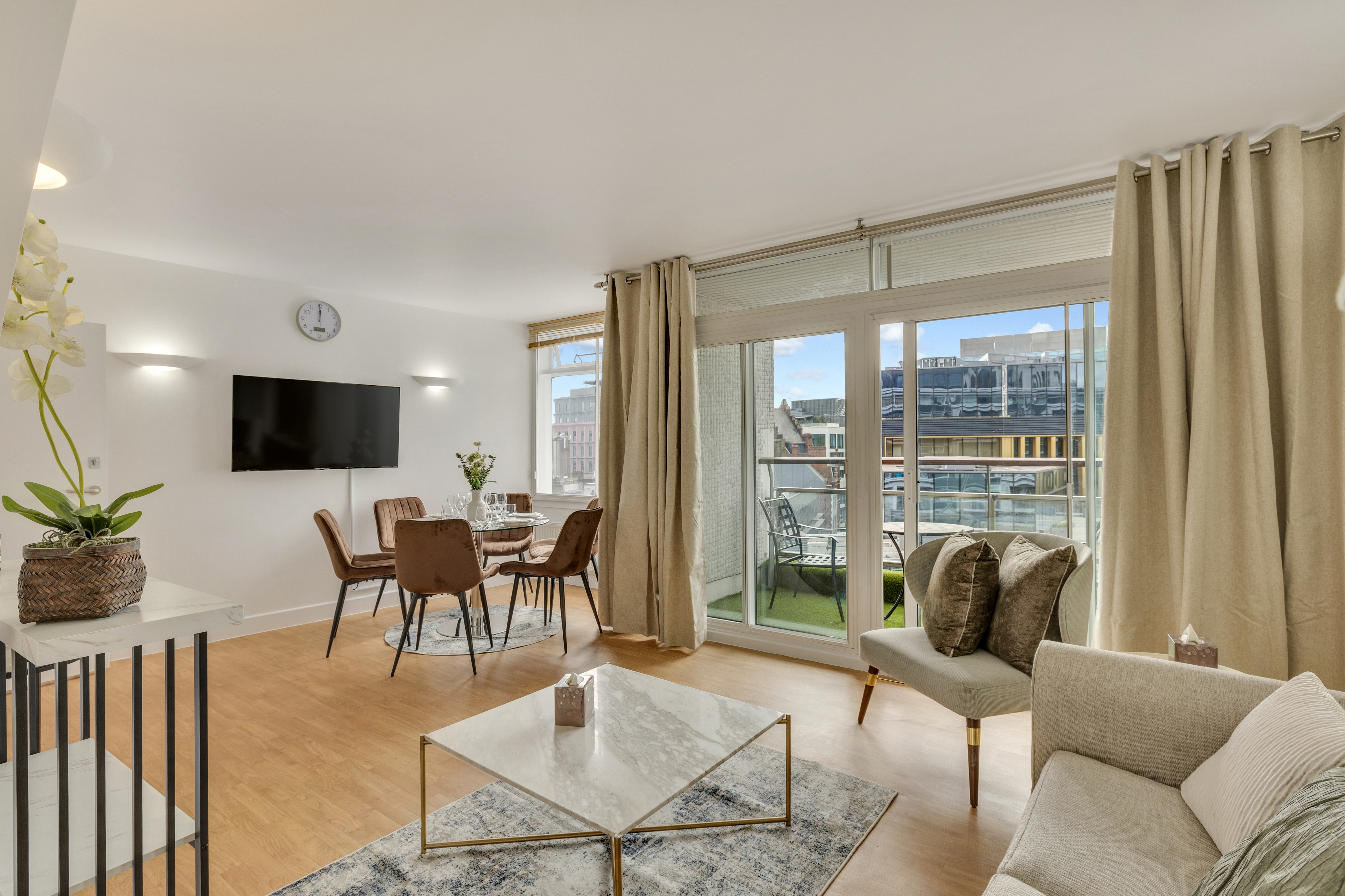 Centre Point House – Luxury Two Bedroom Duplex thumbnail 2
