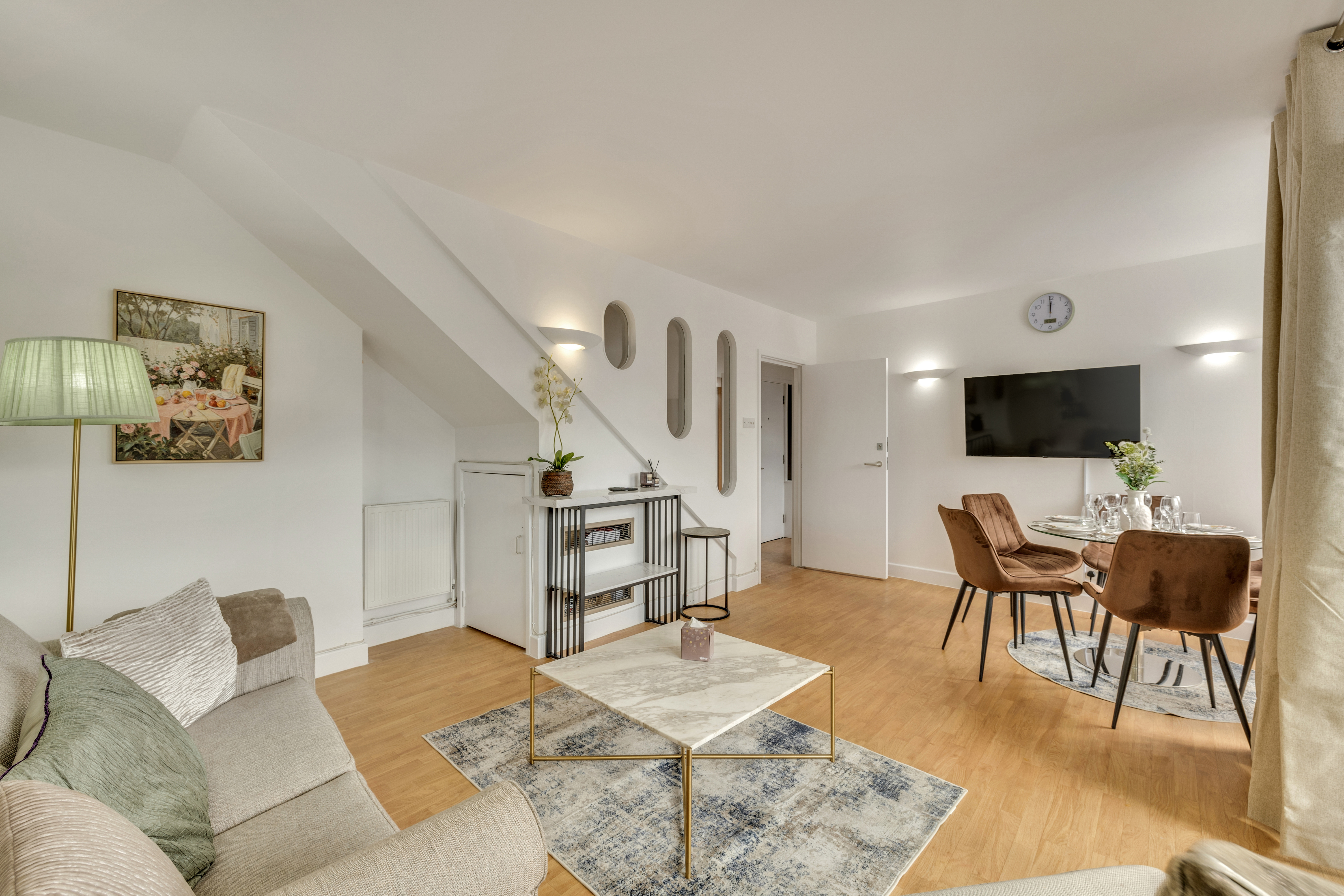 Centre Point House – Luxury Two Bedroom Duplex thumbnail 4