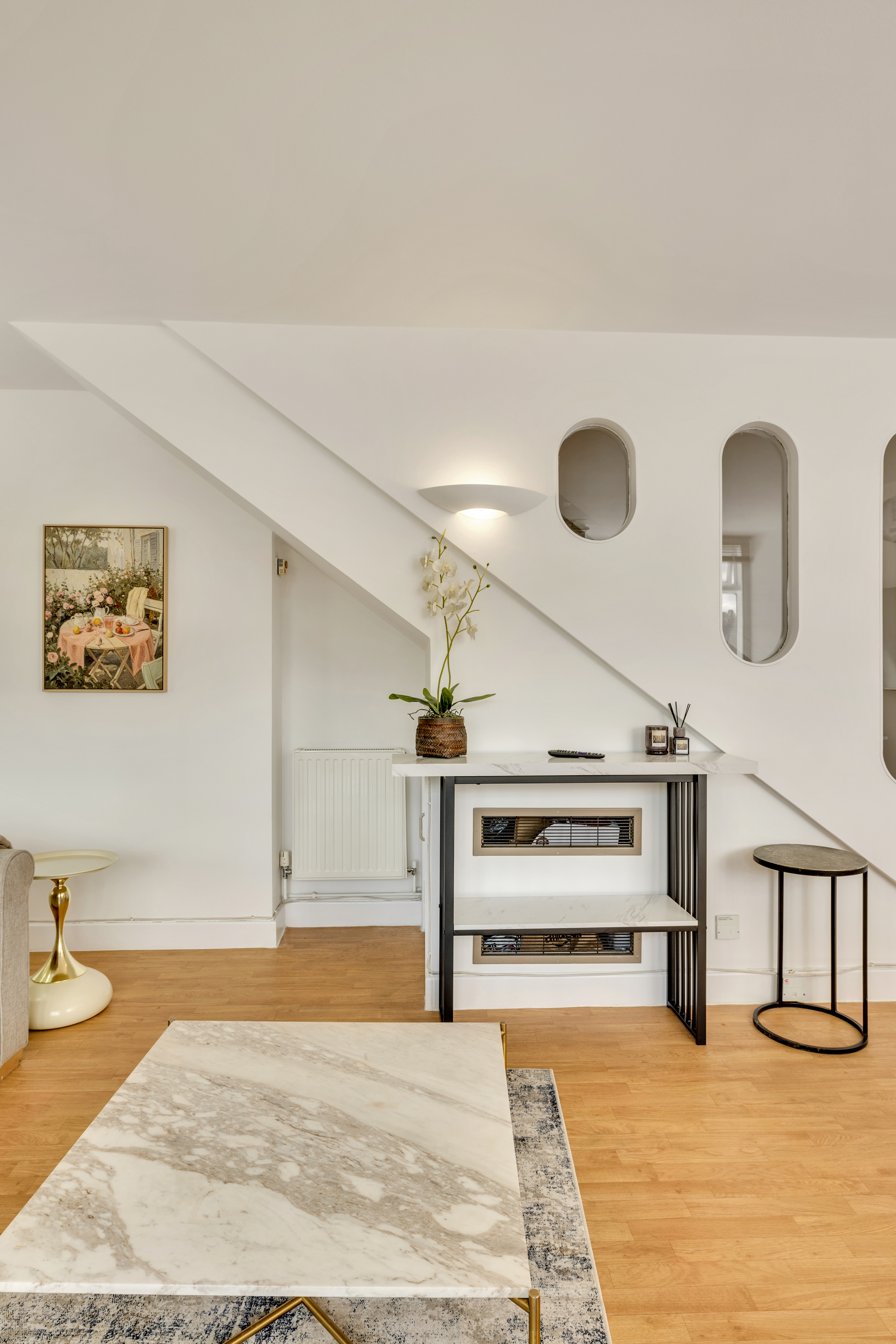 Centre Point House – Luxury Two Bedroom Duplex thumbnail 6