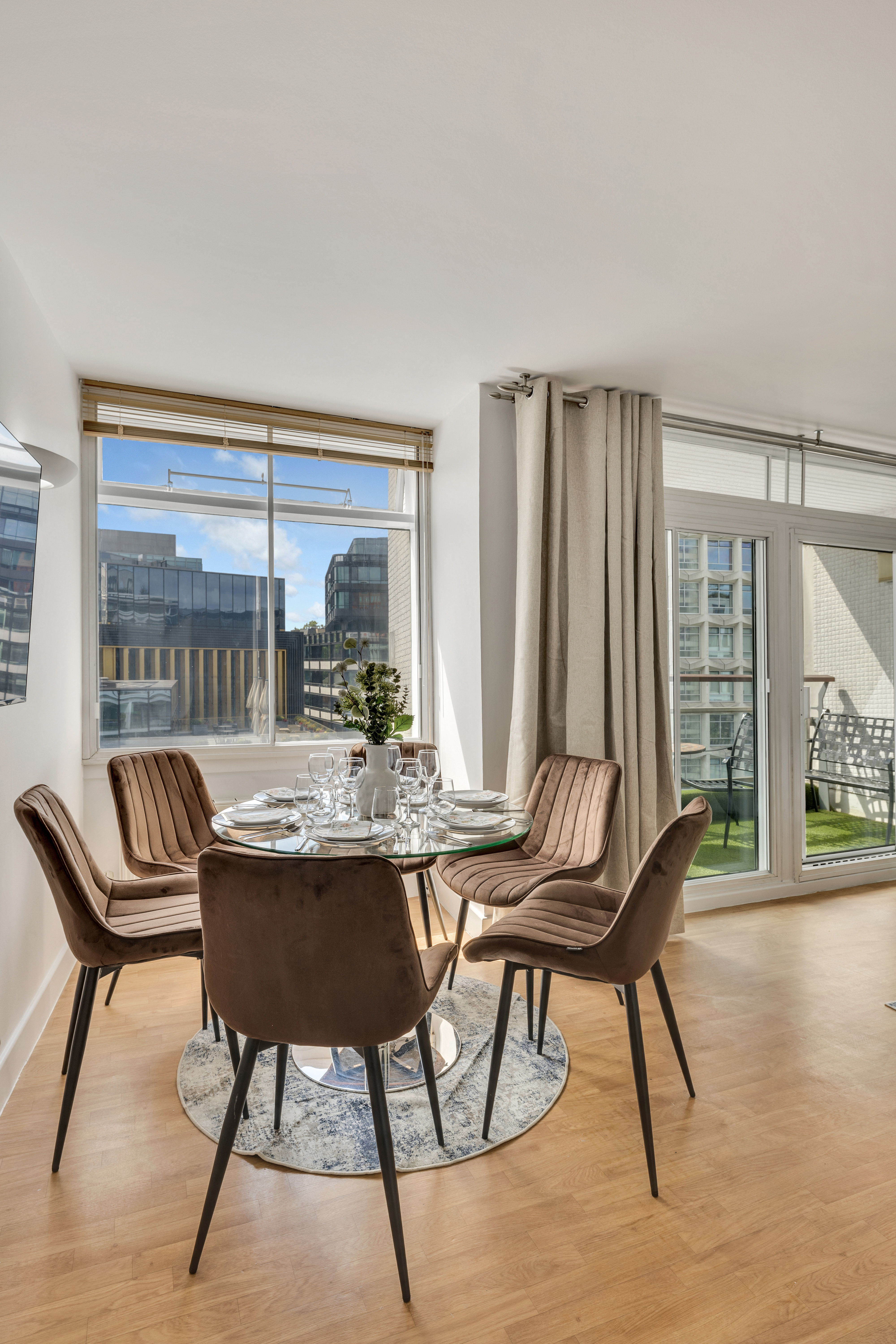 Centre Point House – Luxury Two Bedroom Duplex thumbnail 7