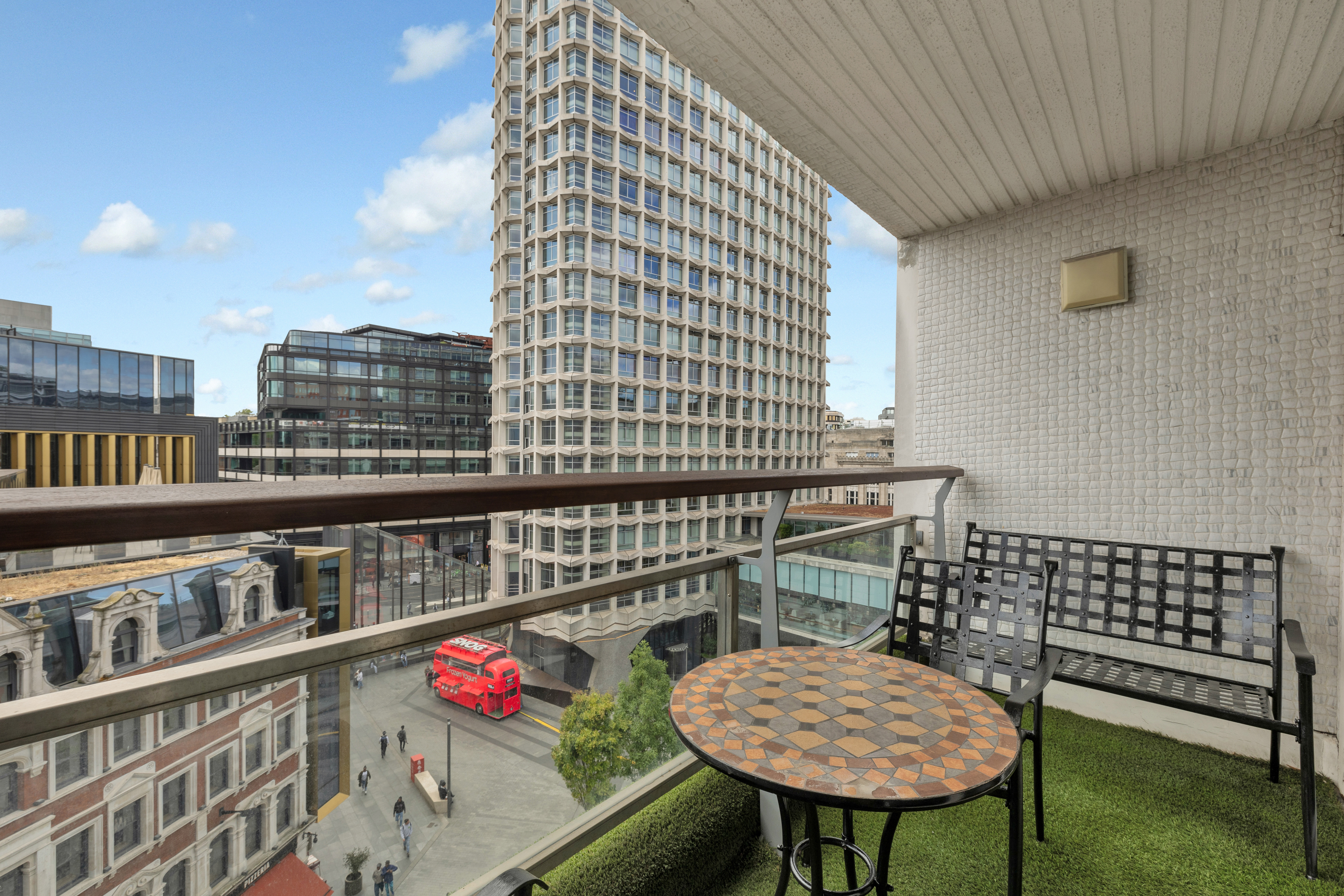 Centre Point House – Luxury Two Bedroom Duplex thumbnail 8