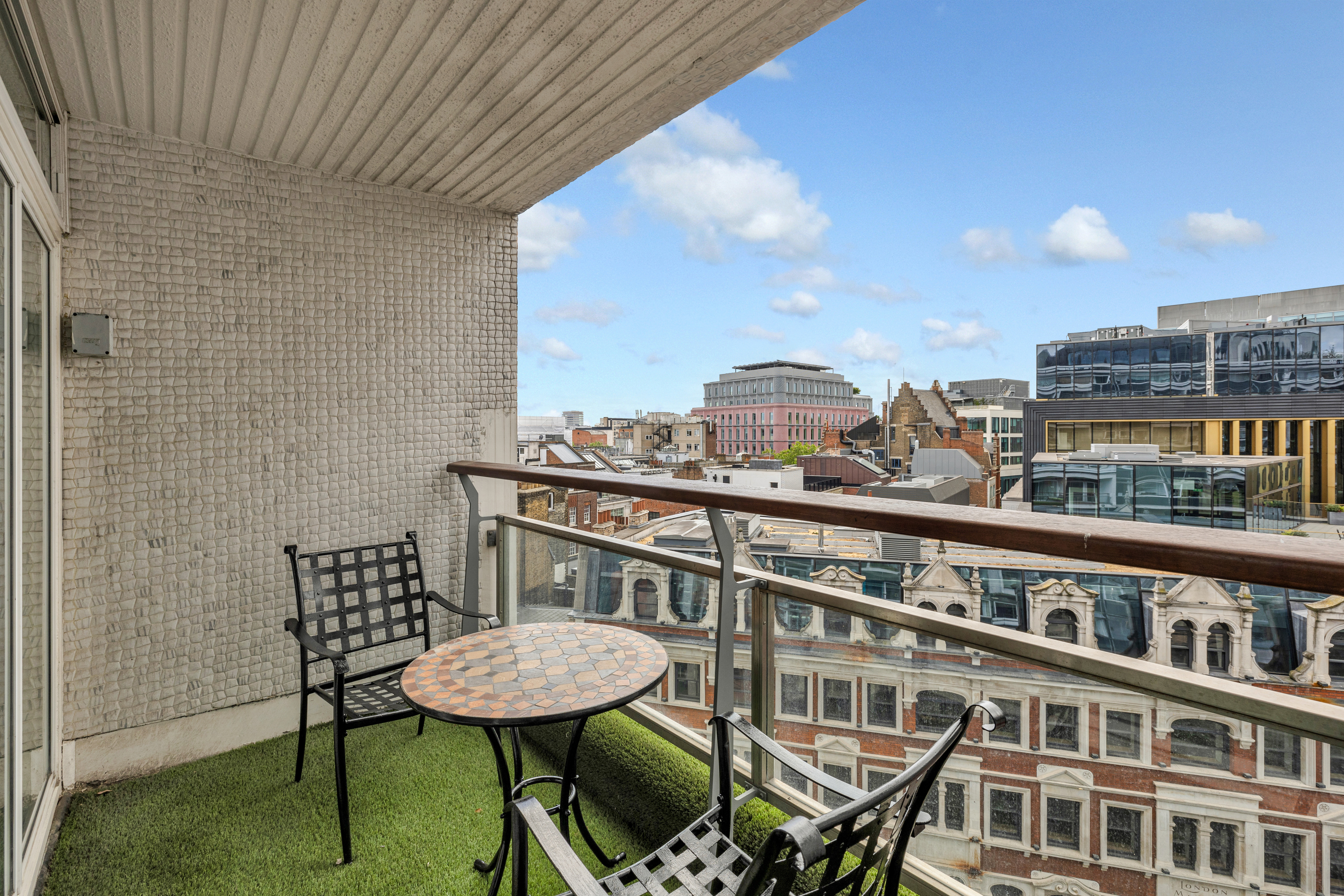 Centre Point House – Luxury Two Bedroom Duplex thumbnail 9