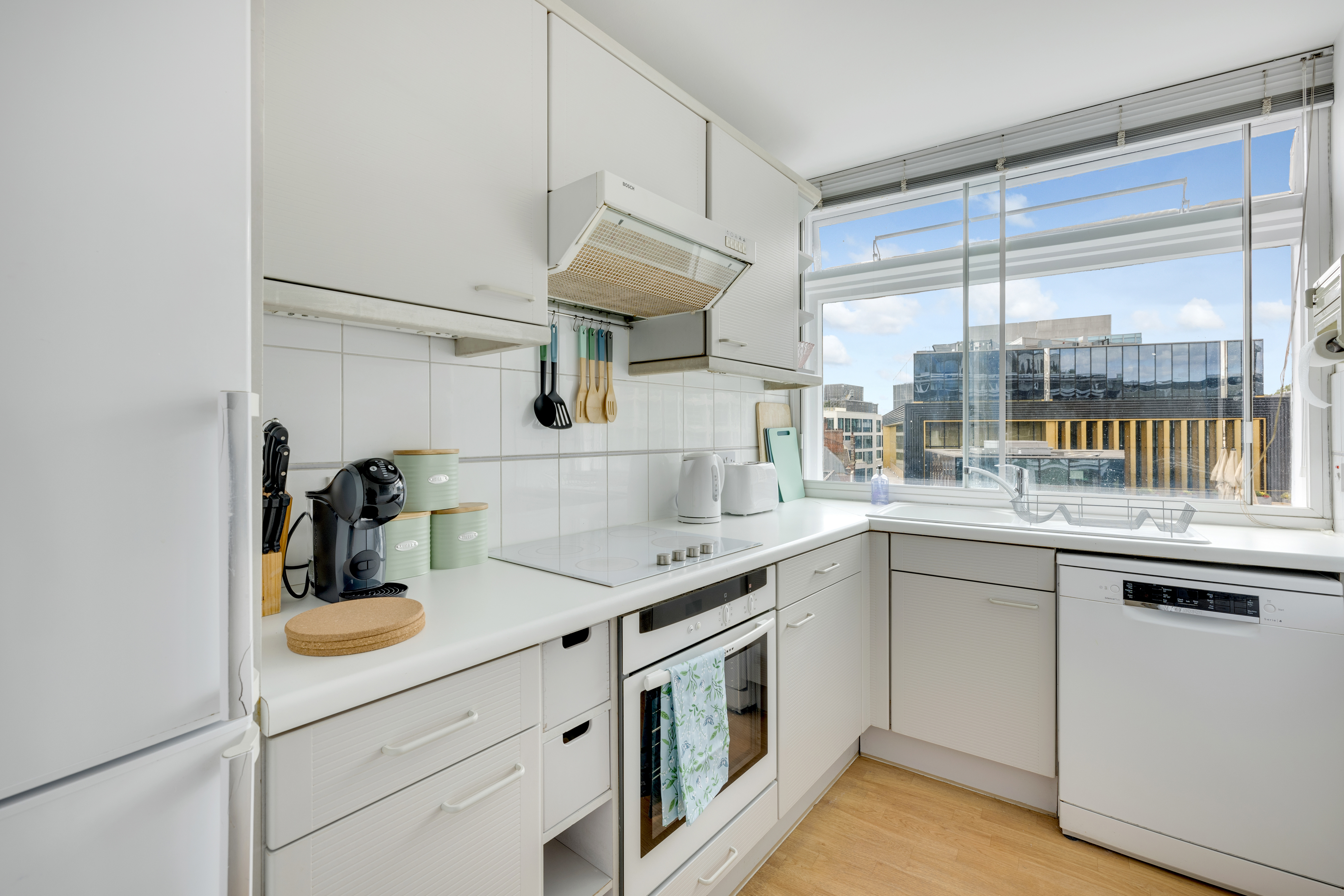 Centre Point House – Luxury Two Bedroom Duplex thumbnail 10
