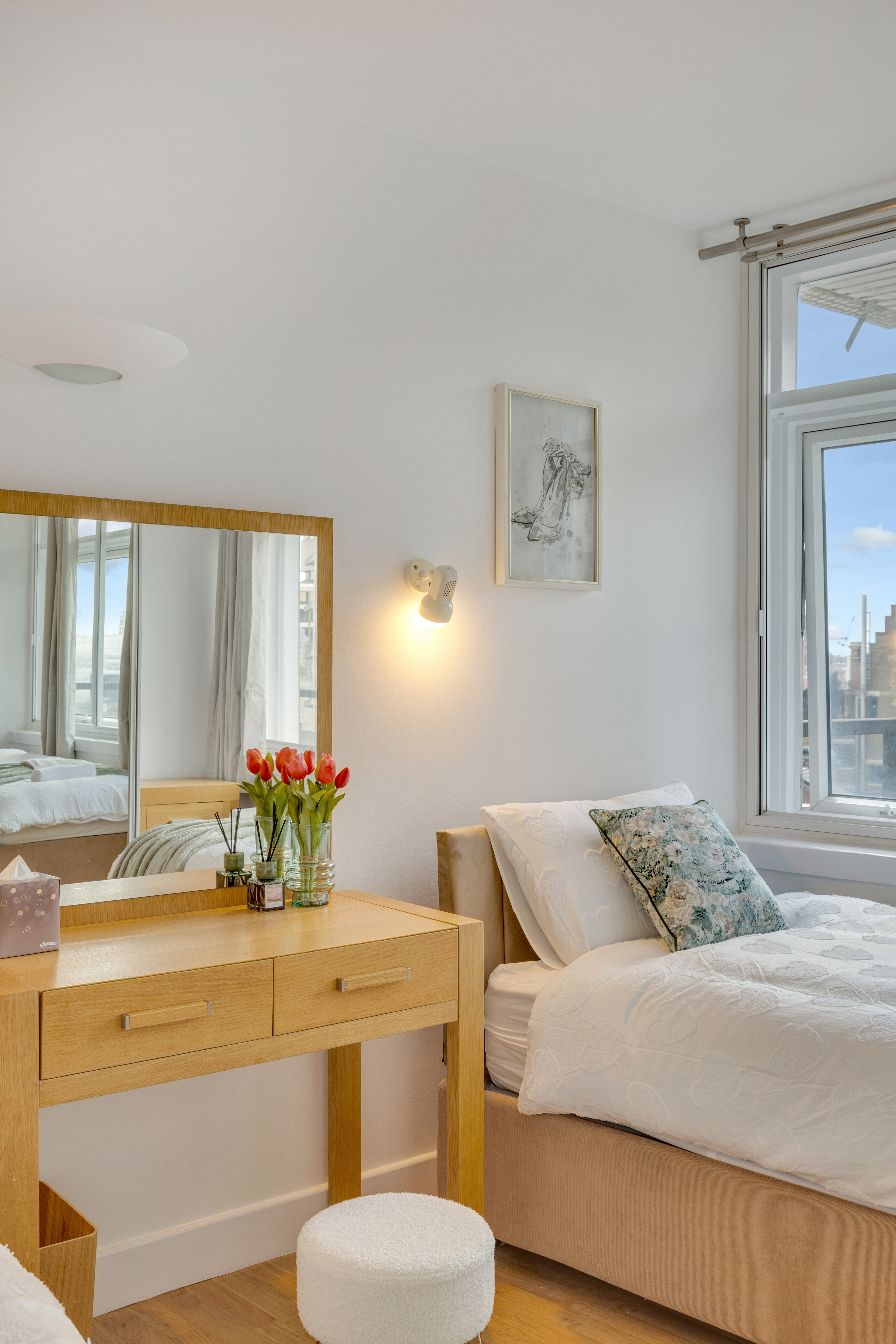 Centre Point House – Luxury Two Bedroom Duplex thumbnail 17
