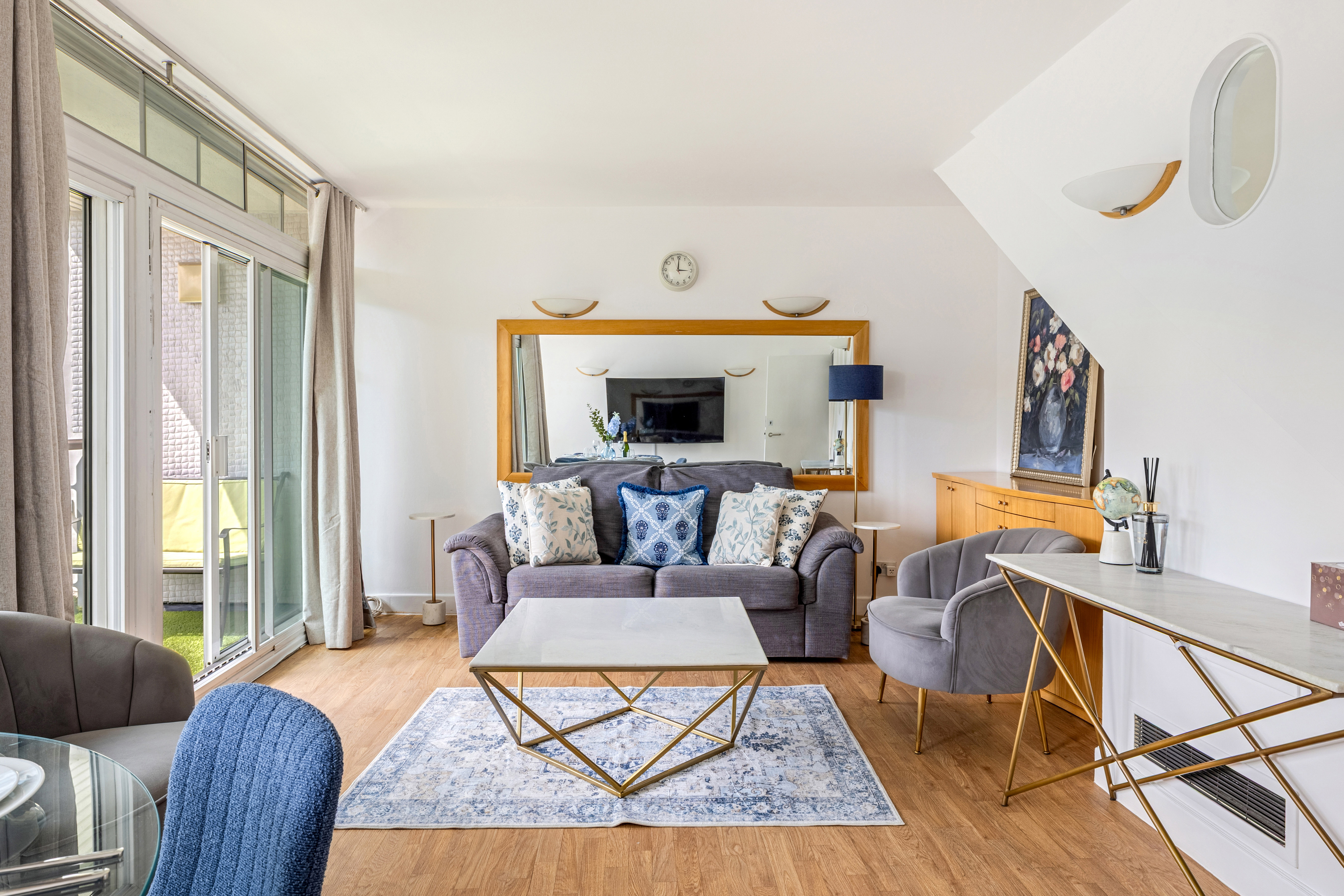 Luxury Two-Bedroom Duplex – Centre Point House thumbnail 4